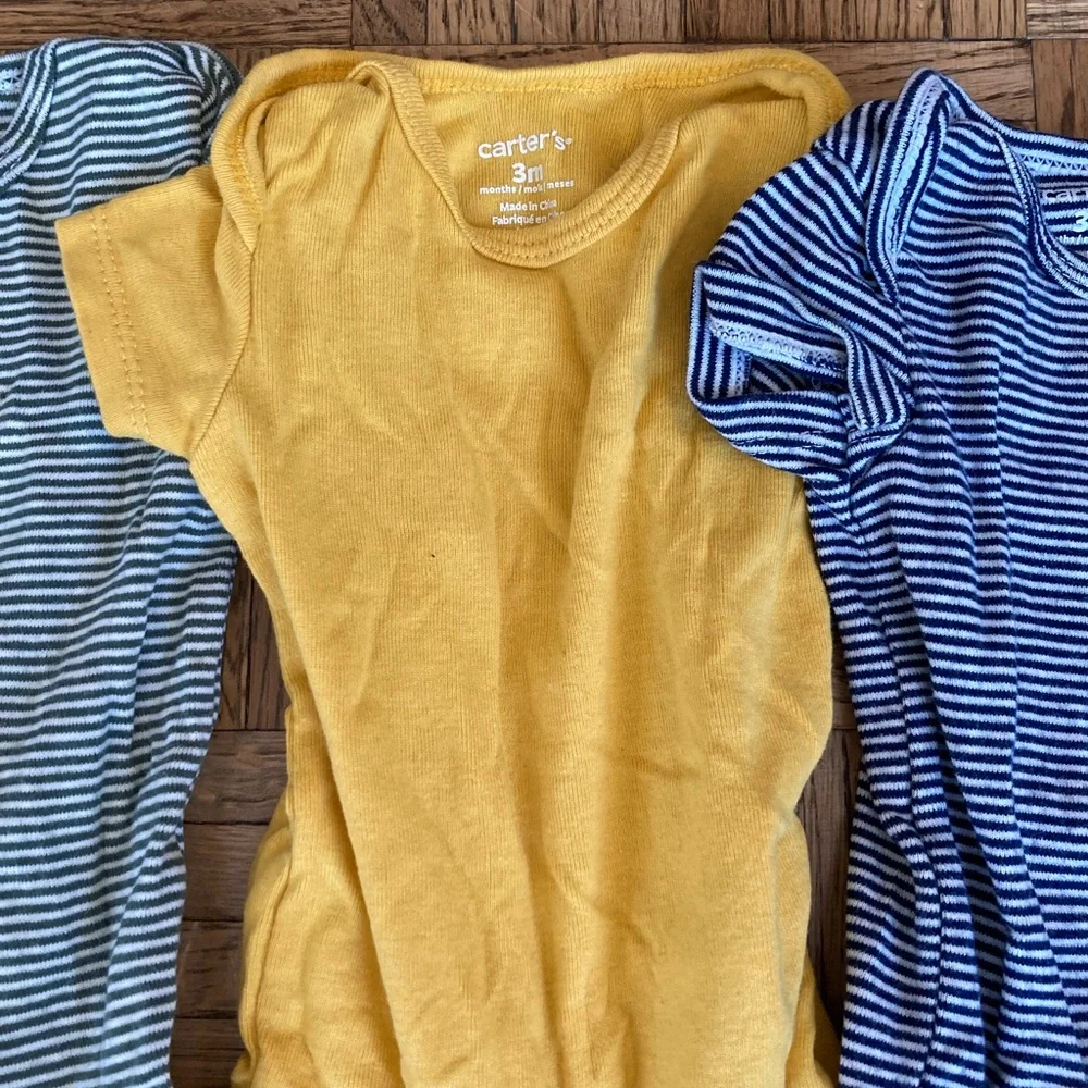 Carter's Short Sleeve Onesies 0-3 months